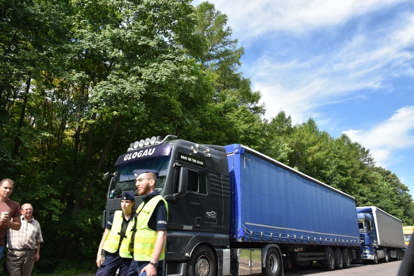 Lubelskie. 40-kilometrowa kolejka przy granicy. Zapowiedziano zawieszenie ruchu samochodów osobowych