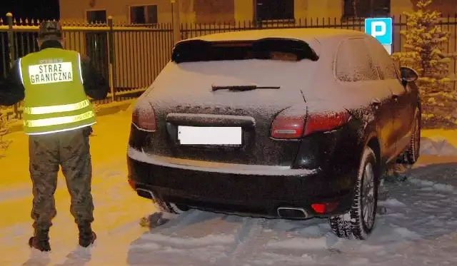 17 stycznia 2018 roku funkcjonariusze z Placówki Straży Granicznej w Augustowie odzyskali skradzione w Rosji Porsche Cayenne. Wartość samochodu oszacowano na 120 tys. zł.