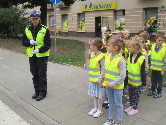 Policjanci z Częstochowy rozmawiali z dziećmi o bezpieczeństwie w drodze do szkoły