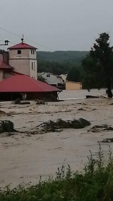 Podkarpacie. Ratowali samochód strażaków z ewakuowaną rodziną, porwany przez rzekę [VIDEO]