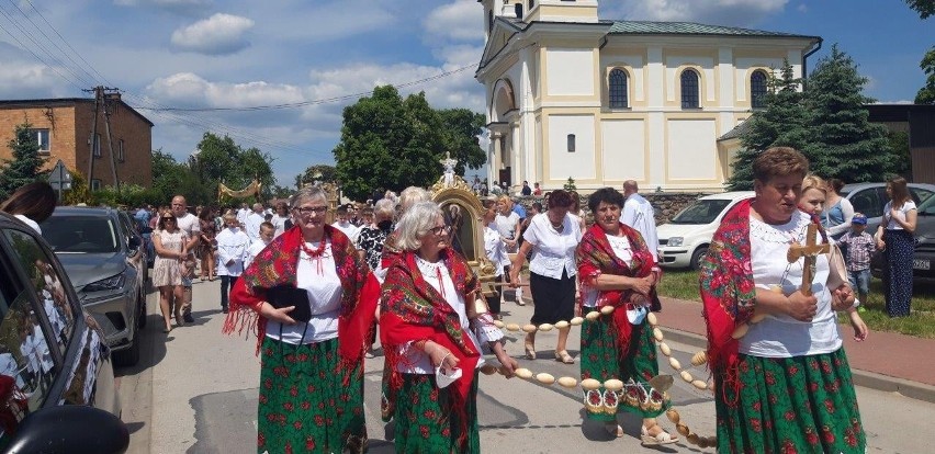 Boże Ciało w gminie Jedlińsk. Tłum parafian w procesji w Lisowie. Zobacz zdjęcia