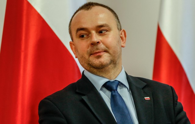 Członek zarządu NBP Paweł Mucha w mediach społecznościowych zarzucił niewykonywanie obowiązków prezesowi NBP Adamowi Glapińskiemu i skrytykował współdziałanie organów banku centralnego.