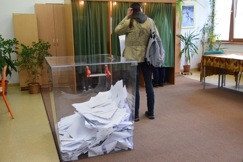 Wybory samorządowe 2018 w Oleśnie. Mieszkańcy głosują w...