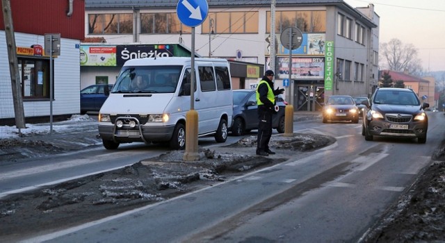 To pod ten biały samochód wpadł na przejściu dla pieszych pijany mężczyzna w Bobowej. Został ranny.