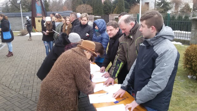 W niedzielę przed kościołem trwała zbiórka podpisów pod listem protestacyjnym do wójta, starosty i sołtysa
