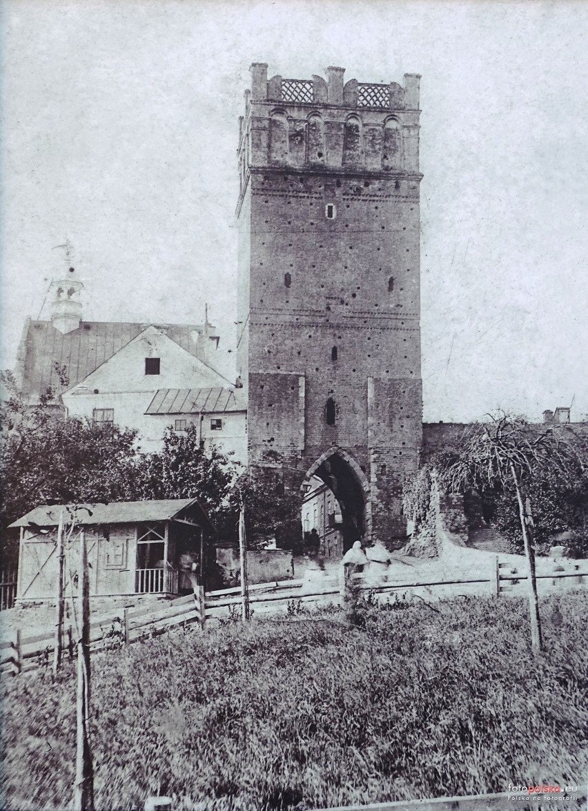 1900 , Brama Opatowska. Widok od strony ul. Mickiewicza.