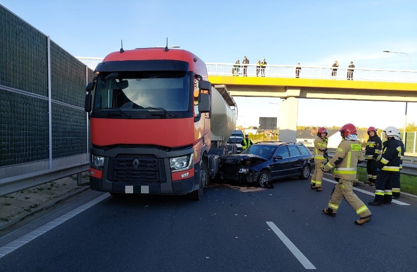 Wypadek ciężarówki z osobówką na ulicy Kieleckiej w Bilczy.