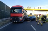 Wypadek ciężarówki z osobówką na ulicy Kieleckiej w Bilczy. Były potężne utrudnienia