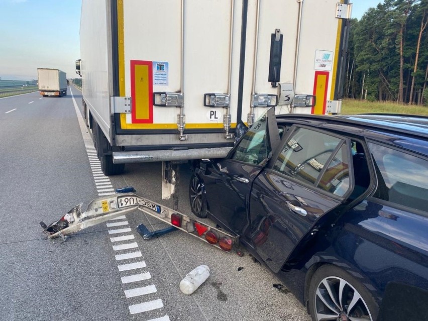 Wypadek na A1. Rozpędzony samochód wbił się pod TIRa