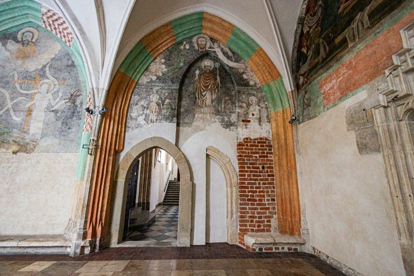 Kraków. Uratowane średniowieczne malowidło ścienne w krużgankach u Augustianów
