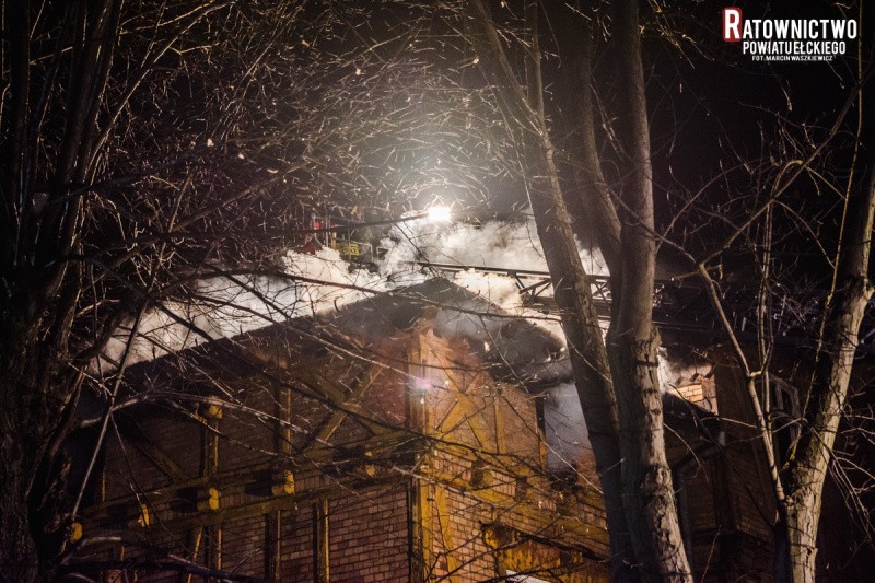 Ełk. Pożar dawnego szpitala wojskowego w Ełku przy ulicy Kościuszki (zdjęcia)