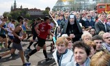 Kraków. Wielka kumulacja utrudnień w ruchu - biegacze, pielgrzymi i zablokowane ulice