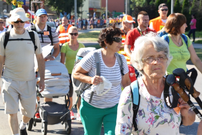 Oświęcimscy pątnicy w pięciu grupach z dekanatów:...