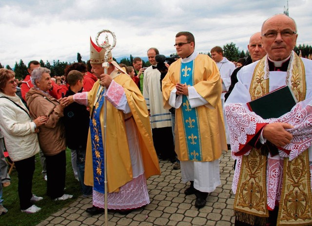 Dwudniowe uroczystości pogrzebowe rozpoczęły się wczoraj o godz. 15 przeniesieniem trumny ze zmarłym z kaplicy na cmentarzu do bazyliki w Ludźmierzu. Pierwszą mszę św. w bazylice odprawił przyjaciel zmarłego bp Jan Szkodoń. O godz. 23 nabożeństwo poprowadził brat kustosza ludźmierskiego sanktuarium – ks. Franciszek Juchas. Dzisiaj o godz. 11 rozpocznie się msza święta pogrzebowa koncelebrowana przez kard. Stanisława Dziwisza, metropolitę krakowskiego. Po mszy trumna z ciałem zmarłego zostanie przeniesiona na miejscowy cmentarz.