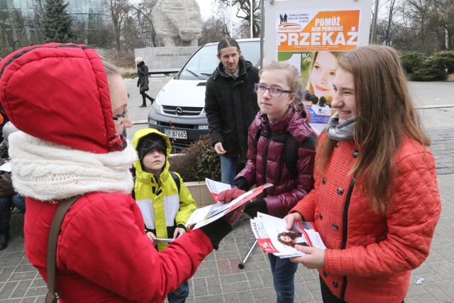 Opolskie stowarzyszenia i fundacje oraz Miejskie Centrum Organizacji Pozarządowych przekonują, że warto przeznaczać 1 procent podatku na organizacje działające lokalnie. W piątek w Opolu rozpoczęła się kampania promująca tę ideę.