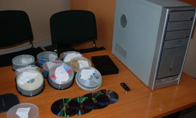 Komputery, twarde dyski i płyty DVD oraz CDR zabezpieczyli policjanci.