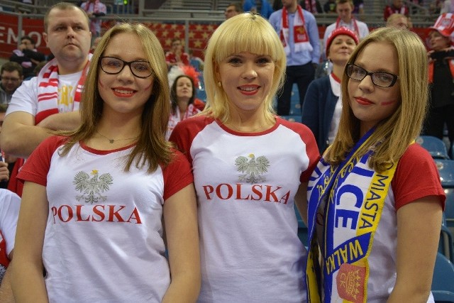 Kasia (w środku) z bliźniaczkami Weroniką i Wiktorią na mecz Polski z Norwegią przyjechały z Kielc. Od lat wiernie wspierają Vive Tauron Kielce i reprezentację Polski.