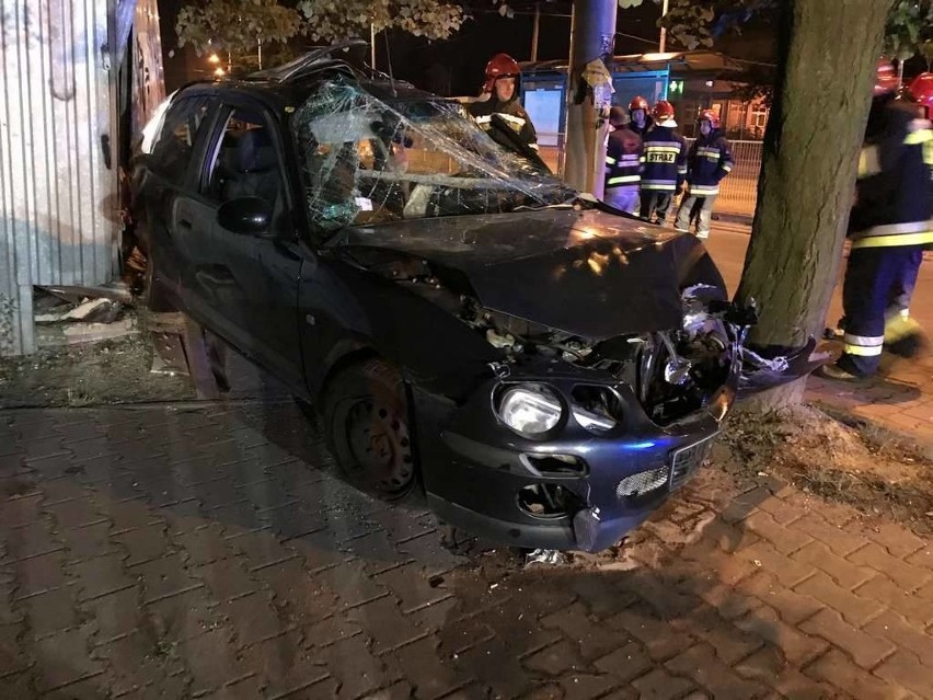 Śmiertelny wypadek w Częstochowie na ul. Orkana. 34-latek uderzył w drzewo