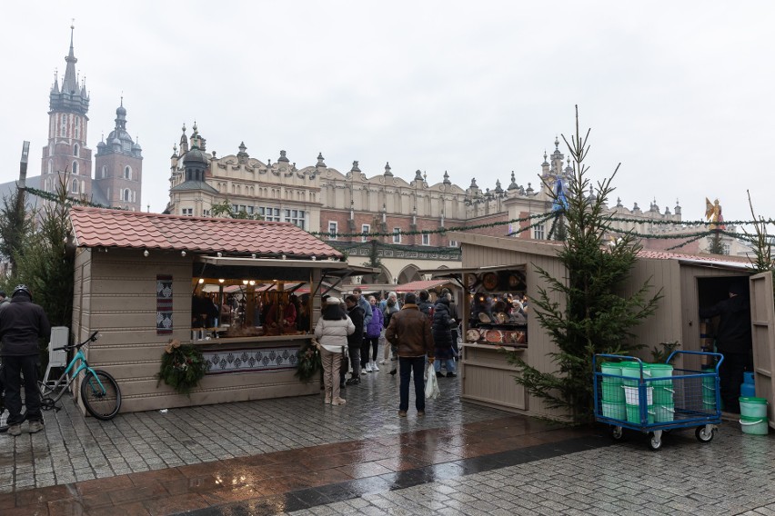 Jarmark Bożonarodzeniowy na Rynku Głównym. Kiermasz w Krakowie, ceny z kosmosu. "Pierogi ruskie za 32 złote?!"