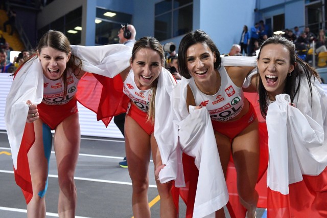 Polki Alicja Wrona-Kutrzepa, Anna Pałys, Anna Kiełbasińska i Marika Popowicz Drapała cieszą się z brązowego medalu wywalczonego w finale kobiecej sztafety 4x400m