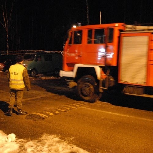 Akcja ratunkowa była prowadzona w trudnych warunkach. Aby oświetlić miejsce tragedii strażacy przywieźli dodatkowe generatory prądu.