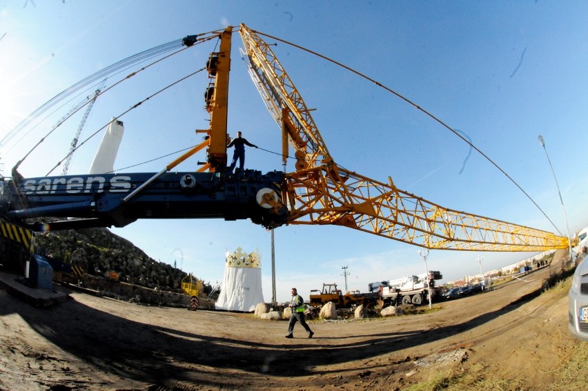 Figura waży 440 ton i mierzy 36 metrów. Jest największą...