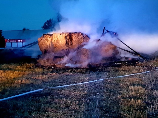 Informację o pożarze strażacy otrzymali w sobotę o godzinie 20.45. Płonęła stodoła w miejscowości Polkowo