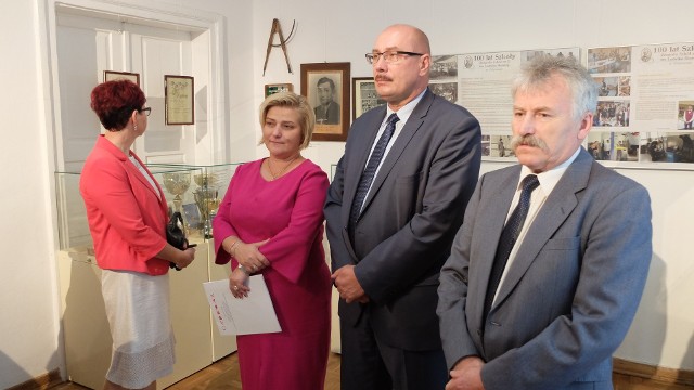 Wśród gości na otwarciu wystawy byli m.in. (od lewej) Ilona Jaroszek, dyrektor Muzeum Wsi Radomskiej, Adam Pałgan, zastępca burmistrza Przysuchy, Mirosław Pierzchała, przewodniczący Rady Gminy.