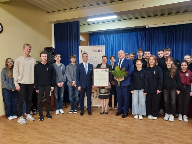 Umowę uroczyście podpisano podczas wizyty w szkole doktora habilitowanego Andrzeja Herbeta, dziekana wydziału. Od lewej. W środku Agata Paluch dyrektor Katolickiego Liceum Ogólnokształcącego imienia świętej Jadwigi Królowej w Sandomierzu, z prawej  doktor Artur Lis. Więcej na kolejnych zdjęciach