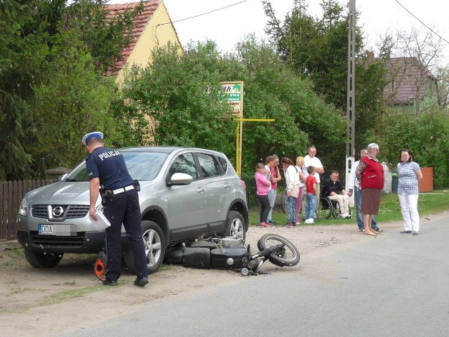 15-letni motocyklista bez prawa jazdy potrącił pieszego (ZDJĘCIA)