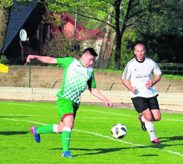 Dwa gole dla Prochu Pionki zdobył w sobotę  Krzysztof Bańcerowski (z piłką).