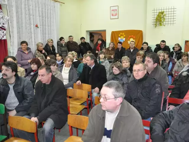 Wzburzeni rodzice na spotkaniu w szkole w Krosinie zapowiadają, że nie poślą swoich dzieci do Grzmiącej. Wolą Piaski w gminie Barwice.