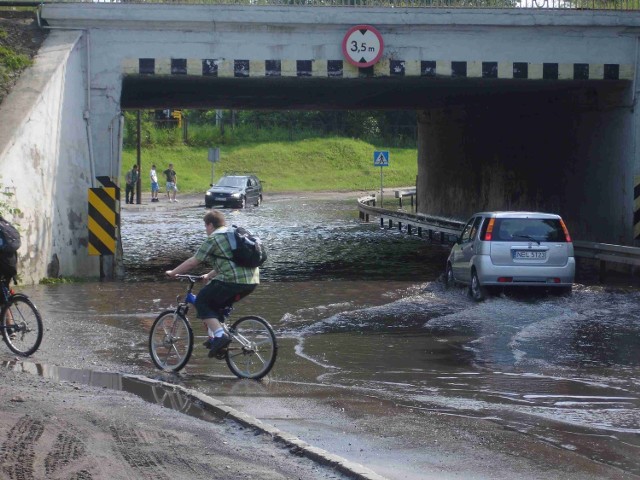 Woda ciągle stoi pod wiaduktem na ulicy Dąbrowskiego.