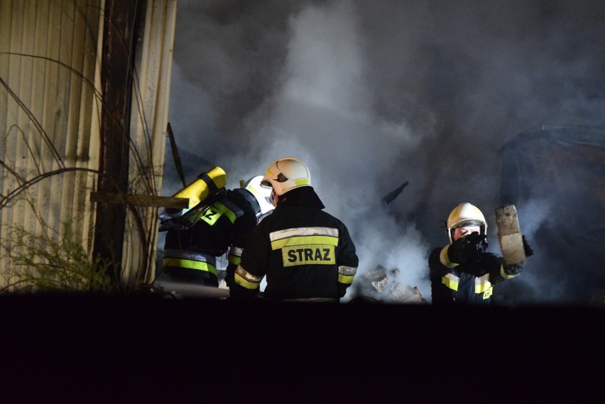 Wybuch gazu w Szczyrku: ponad 100 strażaków na miejscu. Ogień wciąż się tli