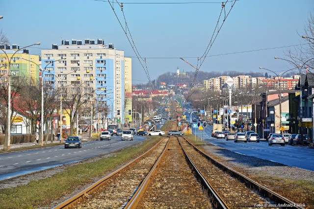 W ramach inwestycji przebudowany zostanie układ drogowy i torowisko na odcinku 5 km. Wcześniej Tramwaje Śląskie wyremontowały torowisko wzdłuż ulicy Kasprzaka Zobacz kolejne zdjęcia/plansze. Przesuwaj zdjęcia w prawo - naciśnij strzałkę lub przycisk NASTĘPNE