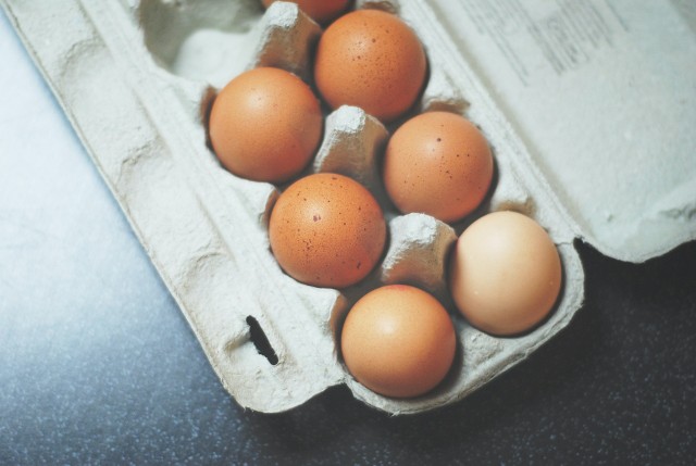 Jajka można mrozić, ale bez skorupek ponieważ płyn pod wpływem mrożenia zwiększa swoją objętość, więc skorupka może pęknąć, a tego nie chcemy. Można jednak rozbić jajka do miseczki, ubić je i zamrozić w takiej formie. Co najlepsze, można je trzymać w zamrażarce do roku. 
