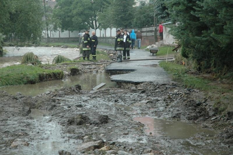 Szkody po powodzi w Dziewietlicach w gminie Paczków.