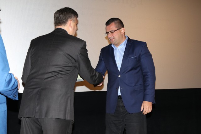 Prezydent Konrad Kronig odbiera nagrodę z rąk Jacka Kowalczyka, dyrektora z Urzędu Marszałkowskiego.