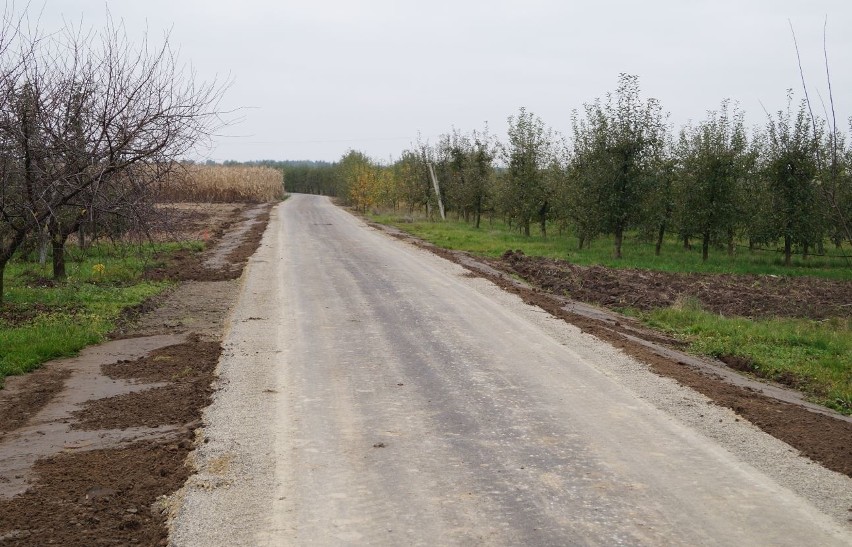 Wyremontowaną drogą rolnicy w miejscowości Błonie, w gminie Koprzywnica dojadą do pól i sadów [ZDJĘCIA]