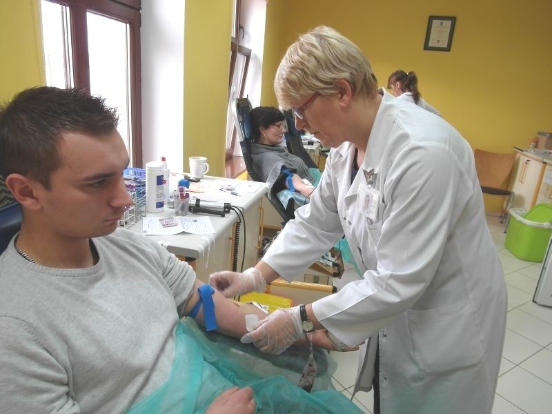 Krwiodawca Piotr Wawrowski oraz pielęgniarka  Teresa...