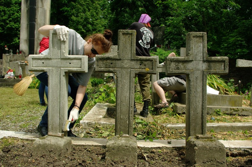 Harcerze odnowili na cmentarzu lwowskim 158 grobów