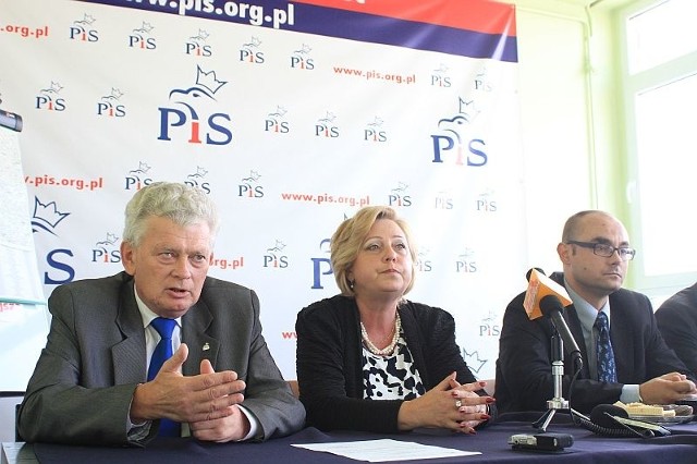 Konferencja o kandydacie baz kandydata. Od lewej: Janusz Barański, Renata Wicha, Mariusz Goraj.
