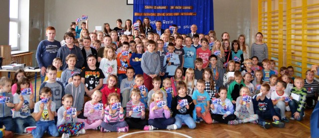 Pamiątkowe zdjęcie uczestników spotkania, uczniów Szkoły Podstawowej numer 1 w Starachowicach z Bogdanem Wentą i nauczycielami  szkoły.