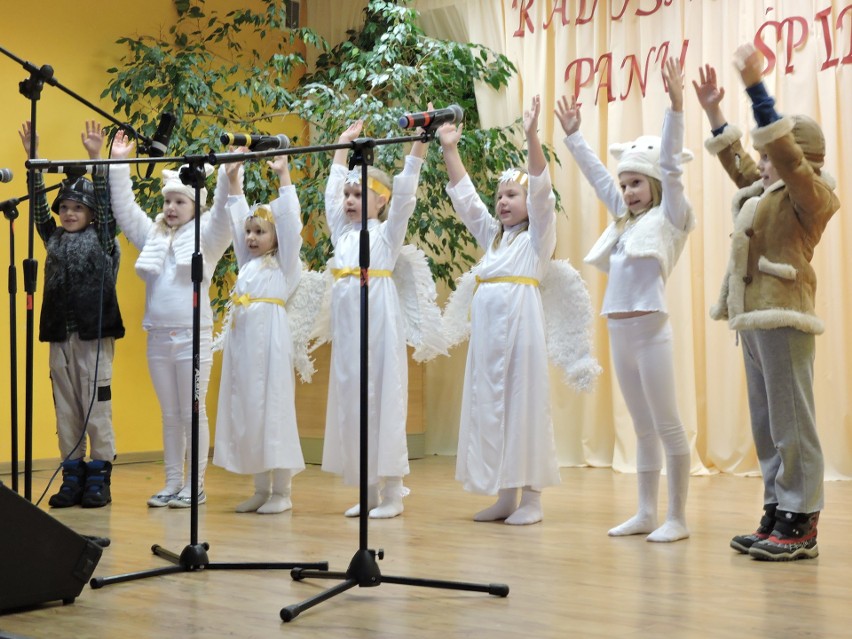 Poziomeczki z SP w Wykrocie śpiewały o chwale Bożej