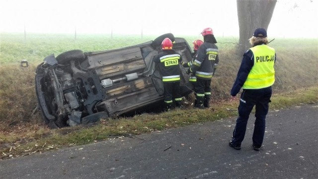 Dziś rano pomiędzy miejscowościami Doliny a Kowalówką doszło do groźnie wyglądającego zdarzenia drogowego. Kierująca samochodem marki Peugeot na łuku drogi straciła panowanie nad pojazdem i zjechała do rowu. Kobieta na szczęście nie odniosła żadnych obrażeń i o własnych siłach opuściła pojazd. Była trzeźwa.ZOBACZ TEŻ: Groźny wypadek nietrzeźwego kierowcy ciągnika rolniczego w Zadąbrowiu koło Przemyśla