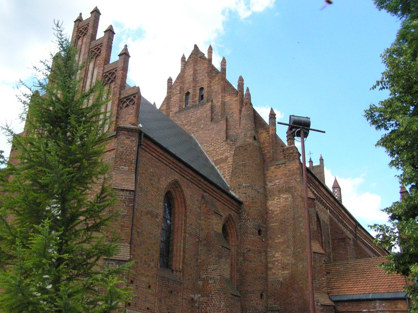 Brzeski kościół farny był odbudowywany pod dwóch pożarach, w...