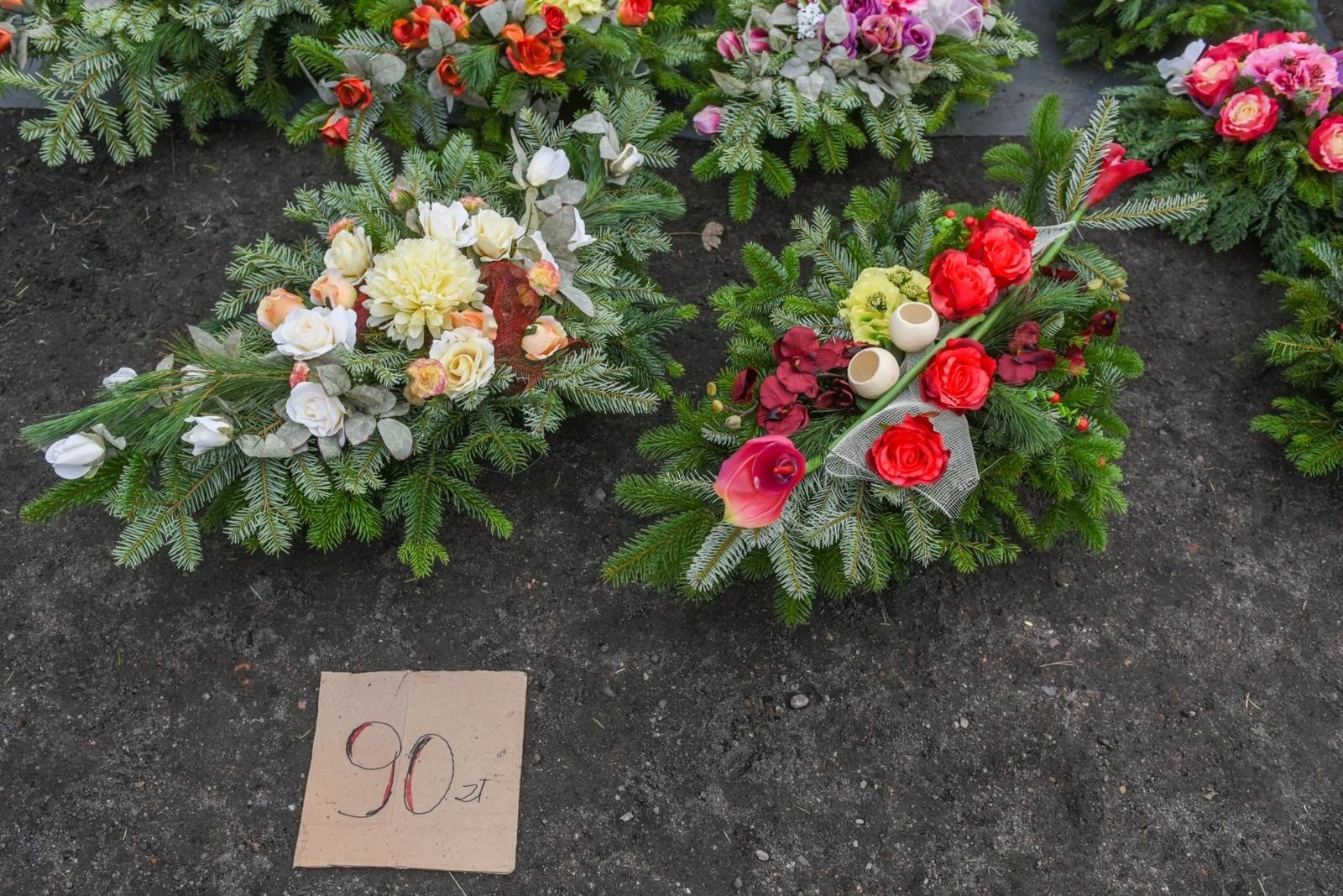 Wiązanki na Wszystkich Świętych. Jak wybrać kwiaty na grób? Jaki rodzaj  wiązanki najdłużej przetrwa? [ZDJĘCIA] | Głos Wielkopolski