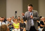 Szymon Hołownia w Toruniu. W wyborach do Senatu stawia na właściciela klubu żużlowego