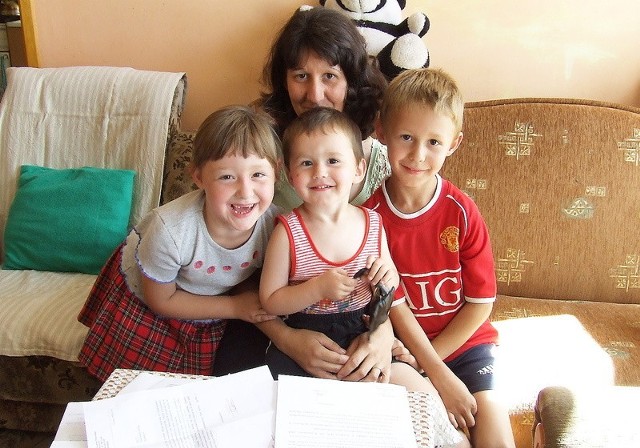 Po artykule "Proszę tylko o pomoc&#8221; zamieszczonym w poniedziałek zgłosiły się do nas osoby chętne pomóc pani Honoracie i jej dzieciom. Za naszym pośrednictwem skontaktujemy ich, oraz innych chętnych z mieszkanką Szabdy.