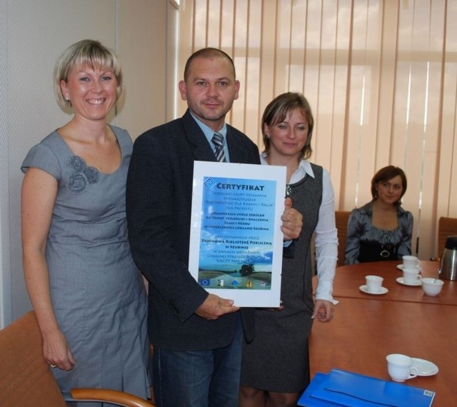 Dyrektor Mirosław Rzeszowski wrócił z Torunia z certyfikatem i pewnością, że książnica dostanie granta.